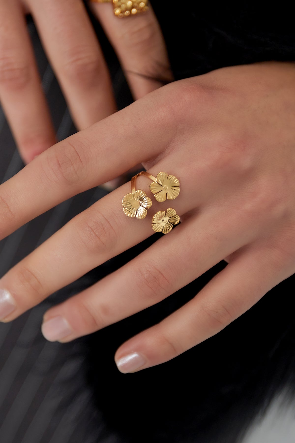 Zilverkleurige bloemen ring