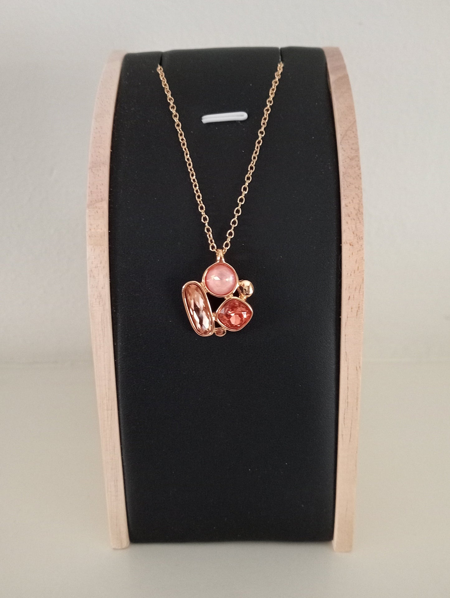 Goudkleurige ketting met roze steentjes
