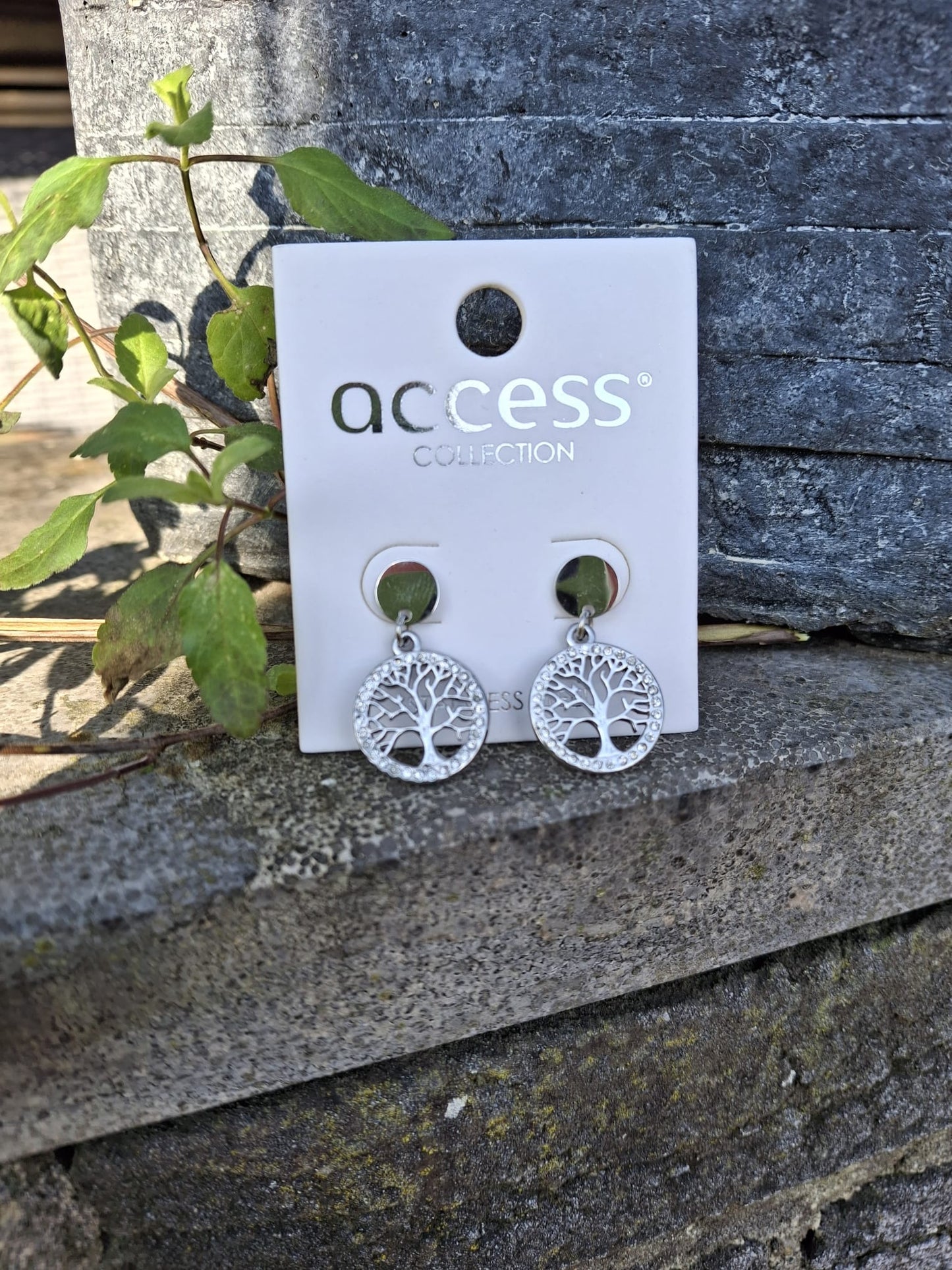 Zilverkleurige levensboom oorbellen met strass steentjes