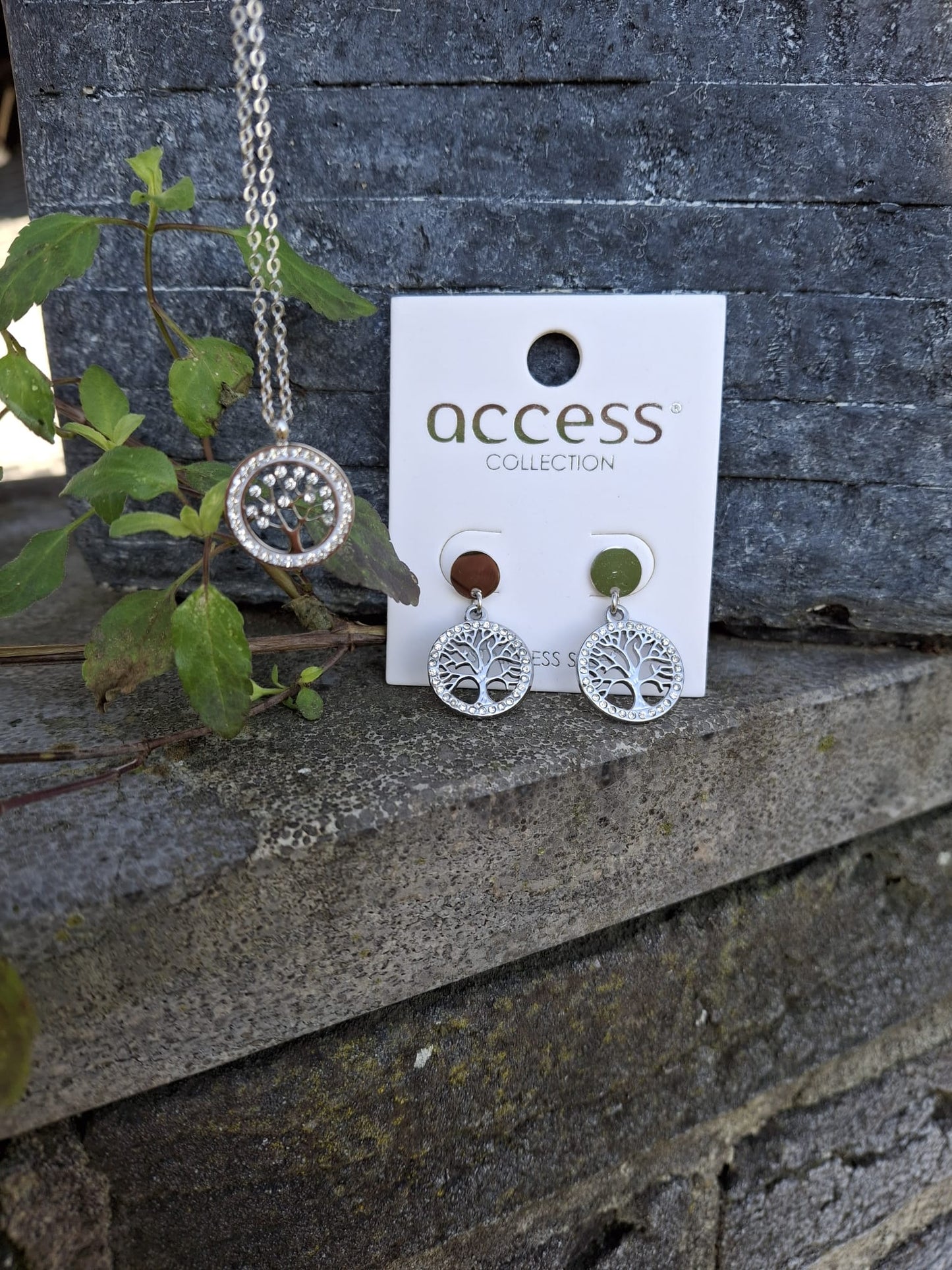 Zilverkleurige levensboom oorbellen met strass steentjes