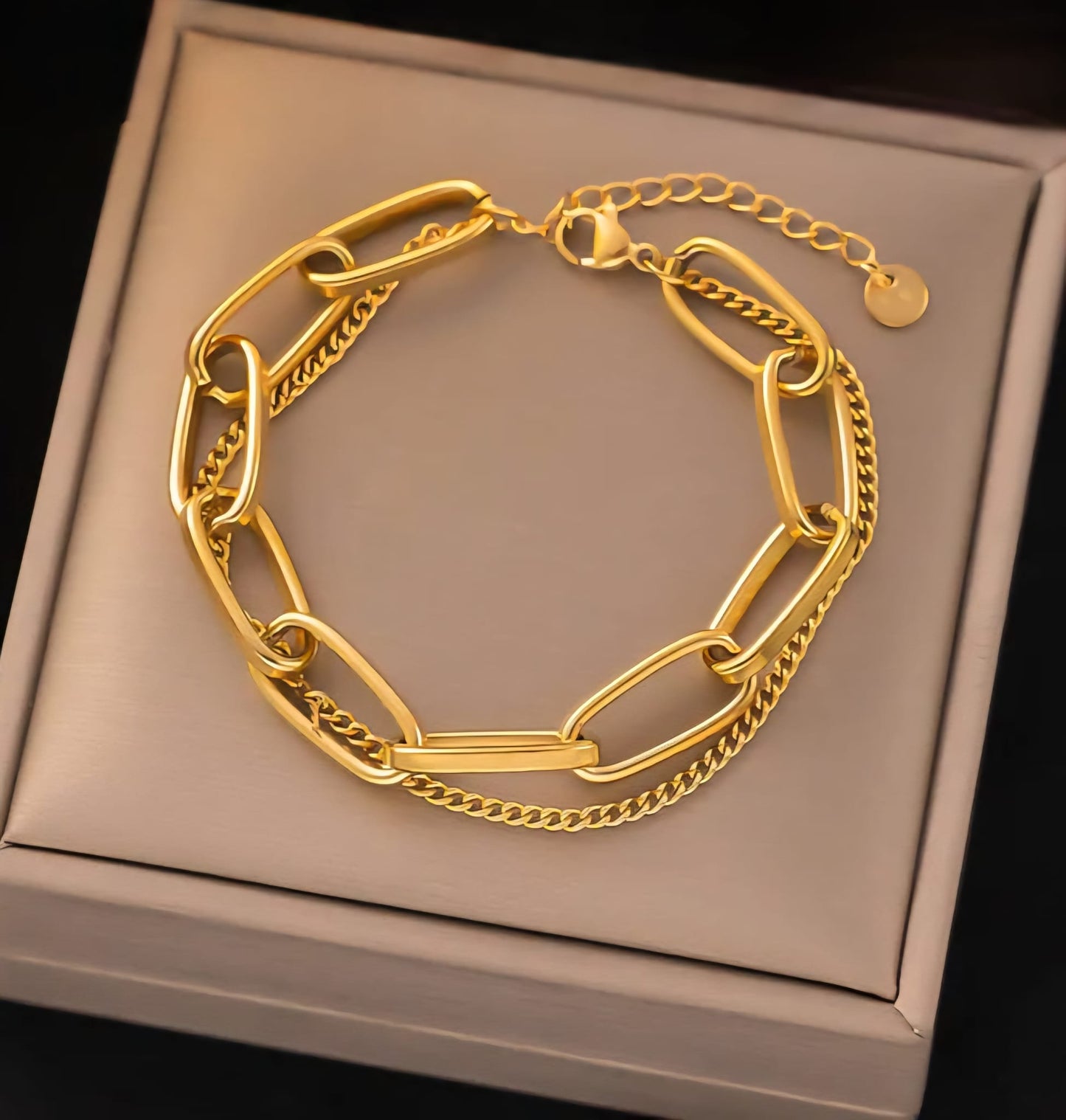 Cubaanse schakelarmband bewerkt met een fijn ketting goudkleurig