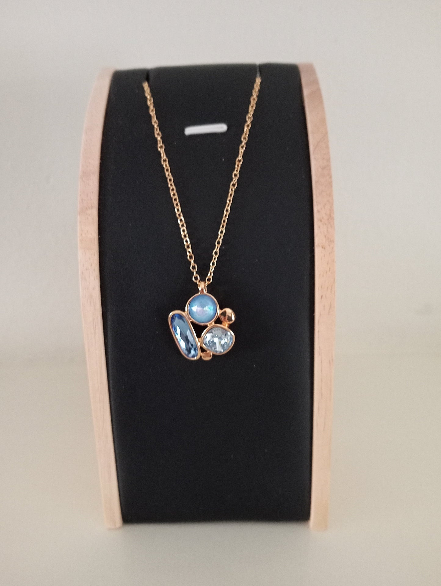 A) Goudkleurige ketting met blauwe steentjes