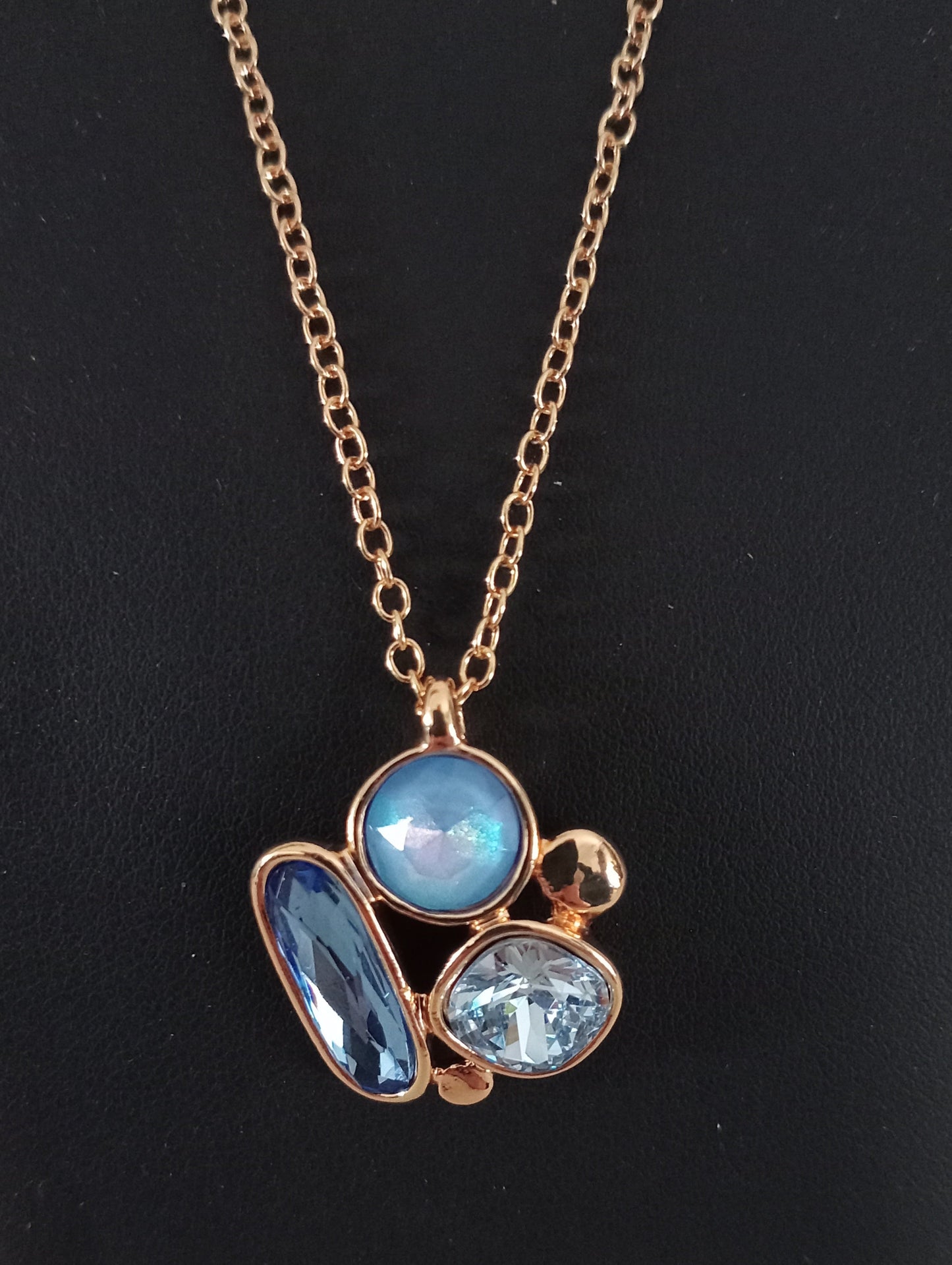 A) Goudkleurige ketting met blauwe steentjes
