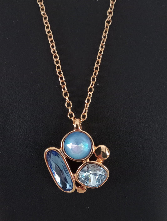 Goudkleurige ketting met blauwe steentjes