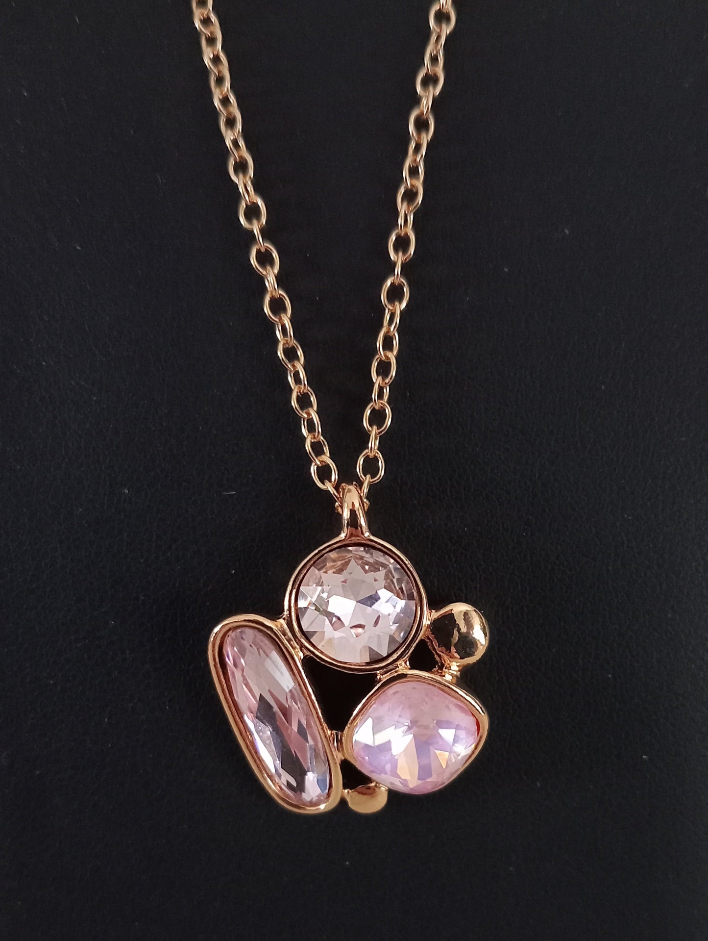 Goudkleurige ketting met licht paarse-roze steentjes steentjes