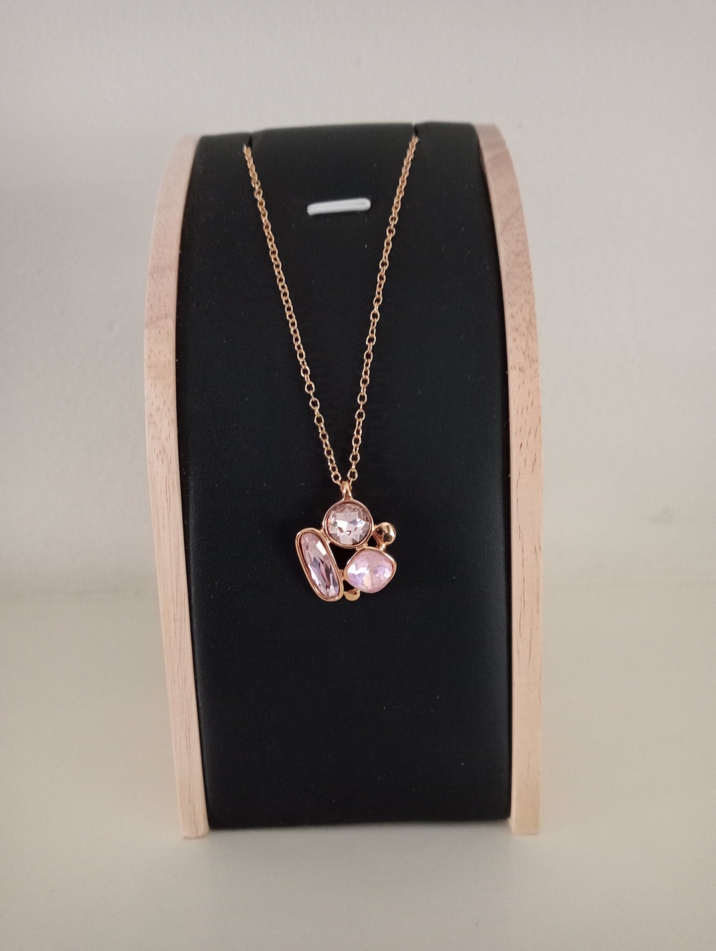 Goudkleurige ketting met licht paarse-roze steentjes steentjes