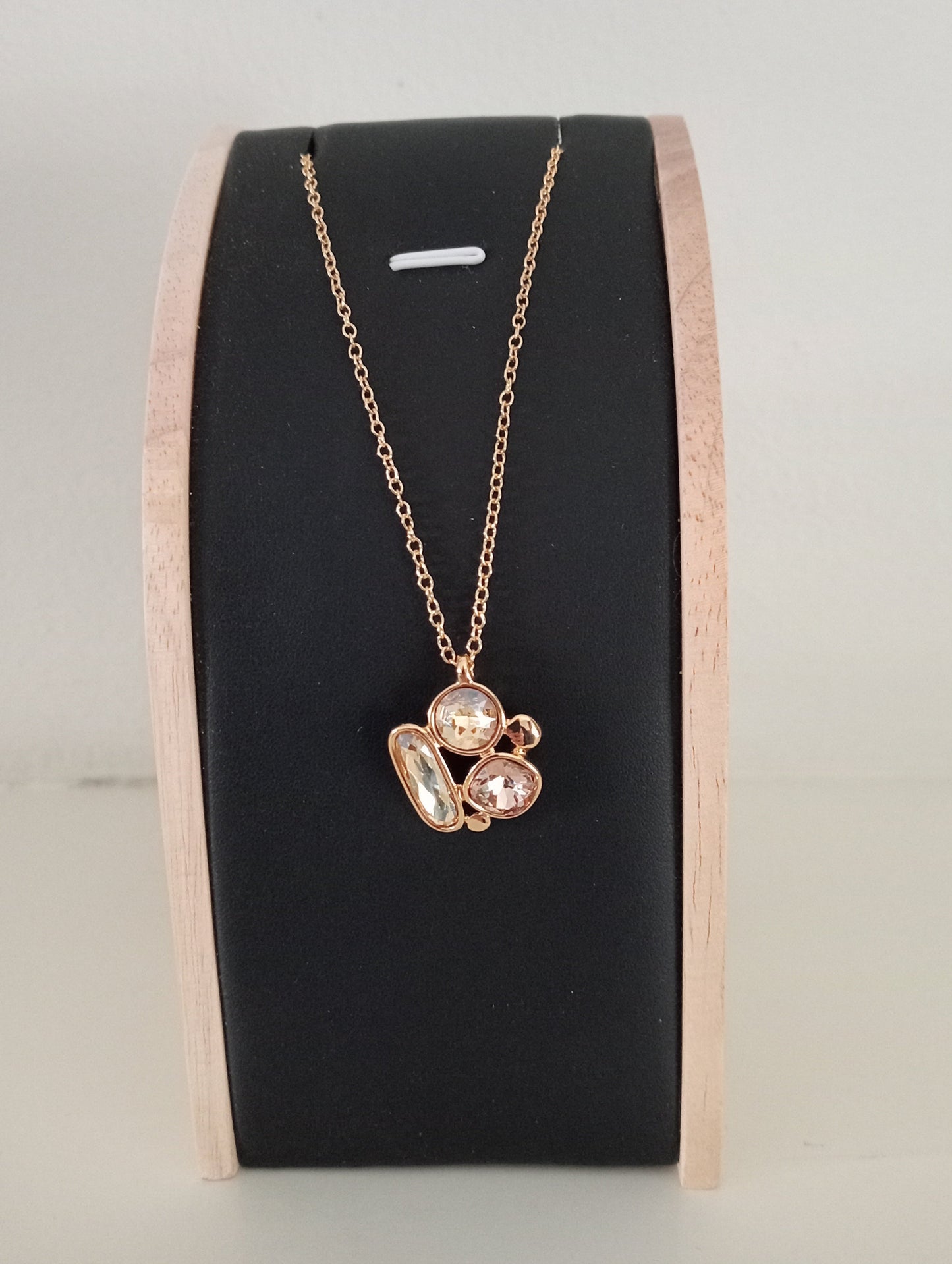 Goudkleurige ketting met champagne kleurige steentjes