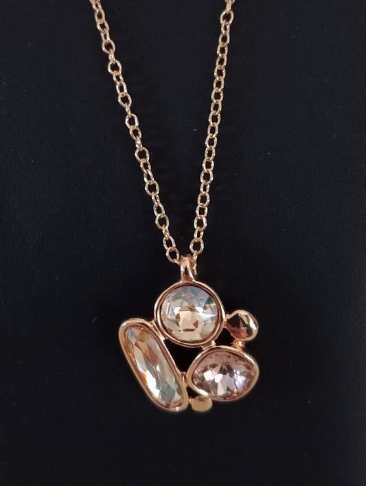 Goudkleurige ketting met champagne kleurige steentjes