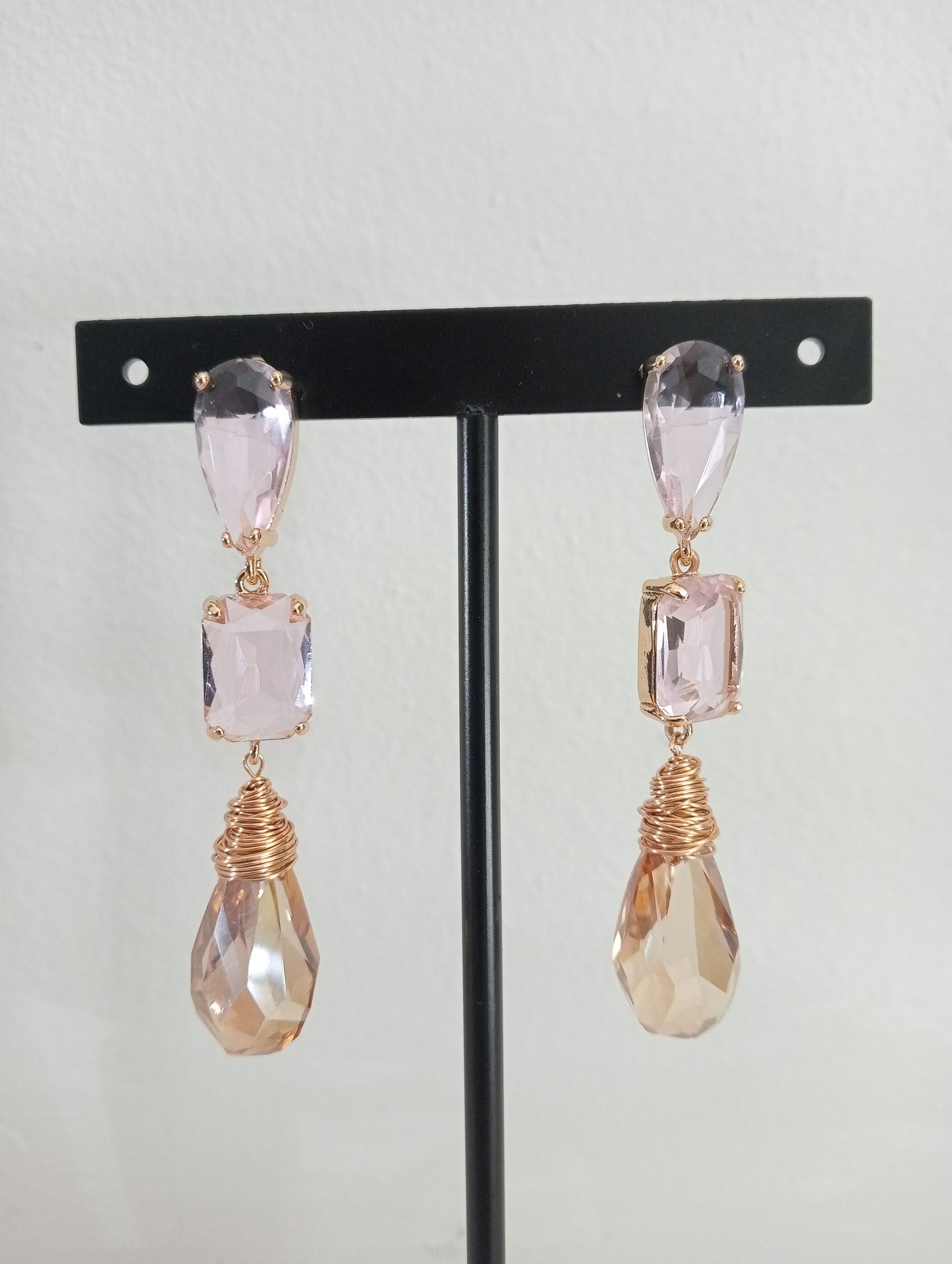 Goudkleurige lange roze met champagne oorbellen