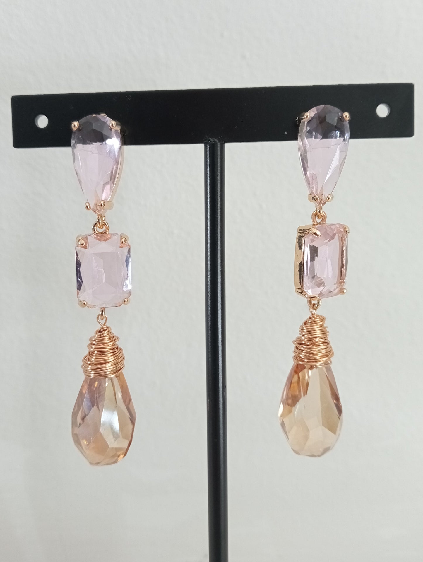 Goudkleurige lange roze met champagne oorbellen