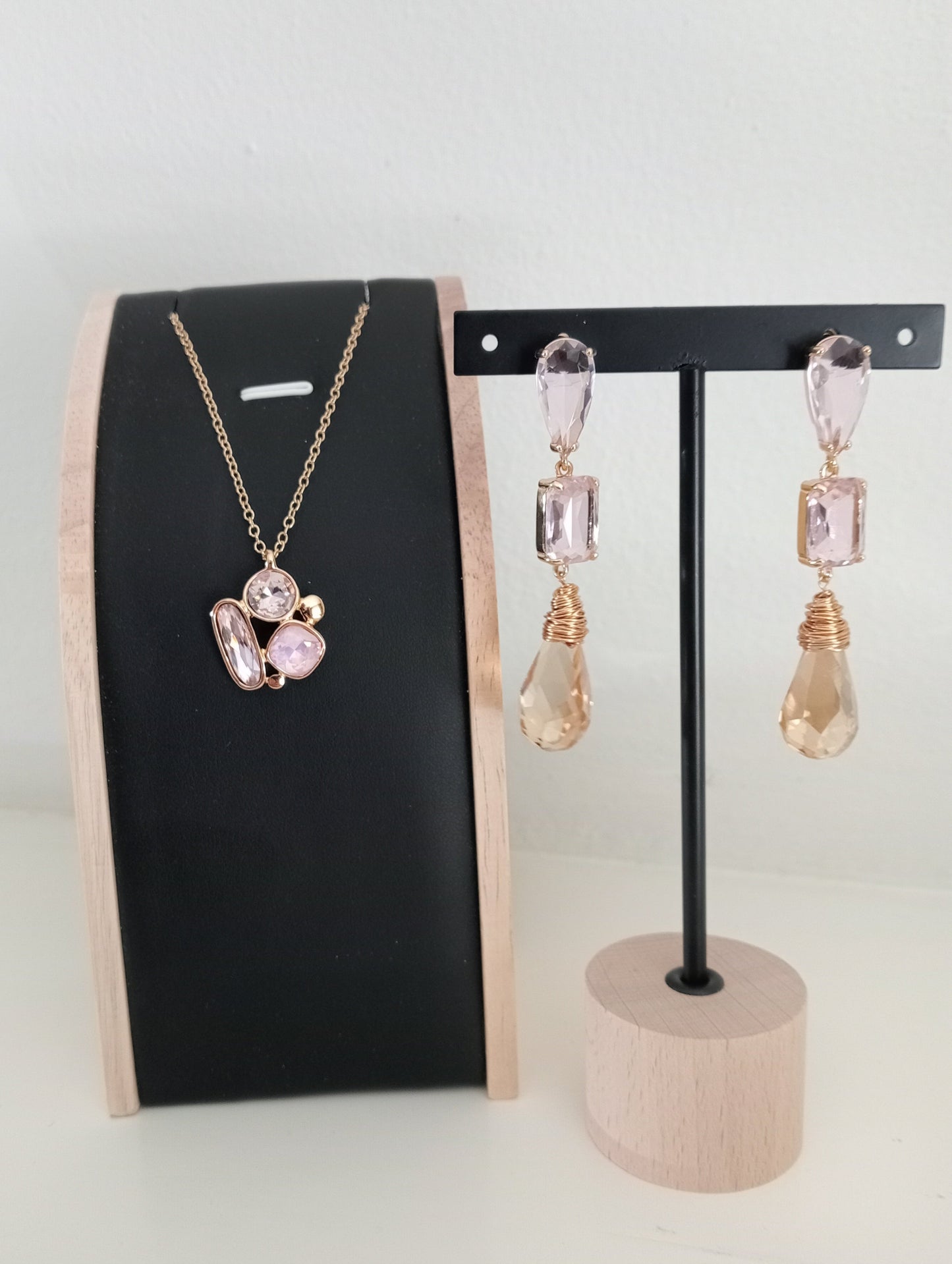 Goudkleurige lange roze met champagne oorbellen