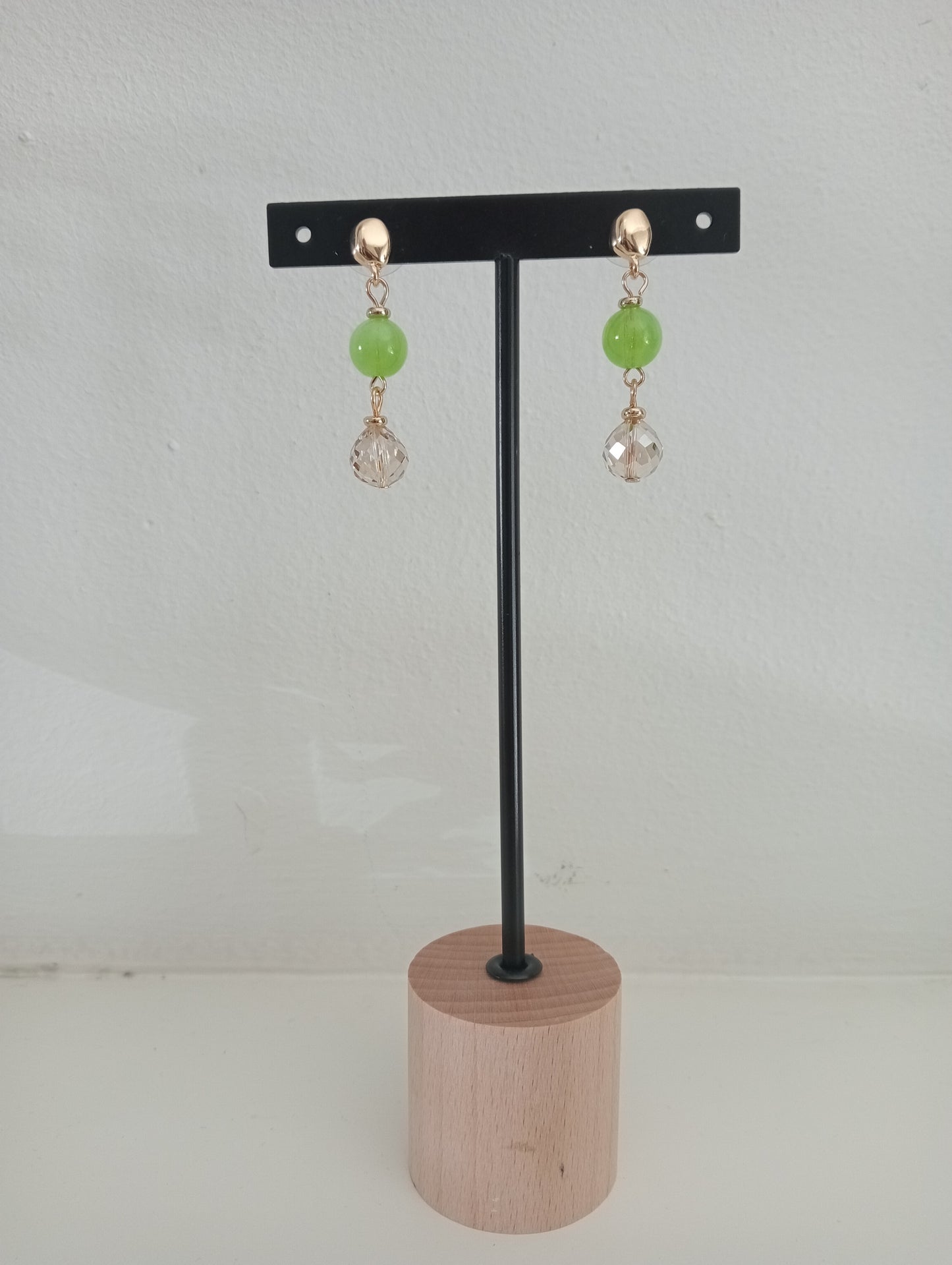 Goudkleurige groene oorbellen