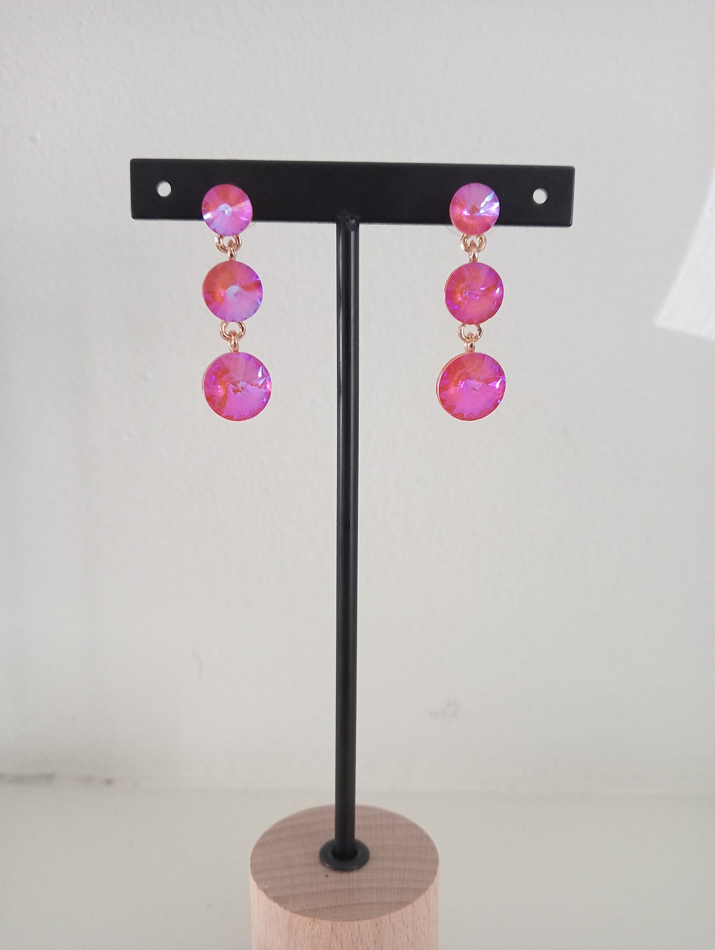 Goudkleurige oorbellen met roze steentjes