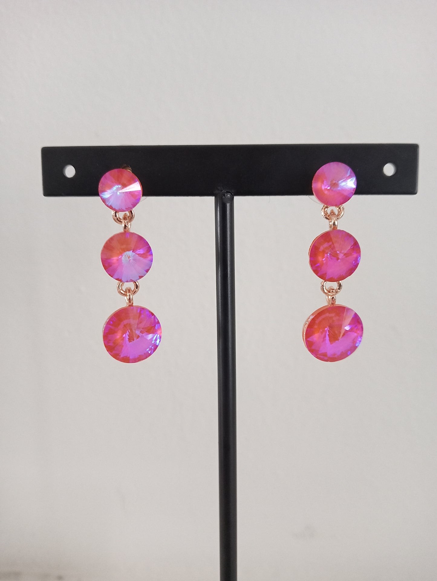 Goudkleurige oorbellen met roze steentjes
