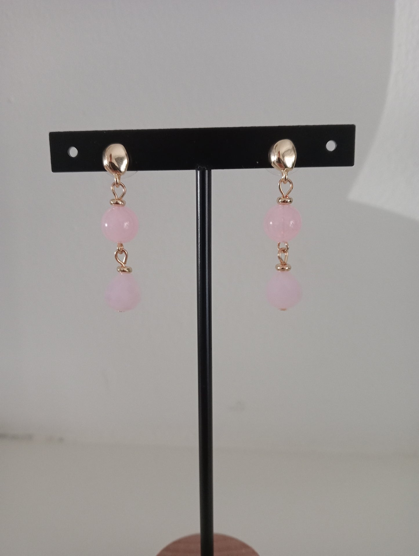 goudkleurige oorbellen met roze steentjes