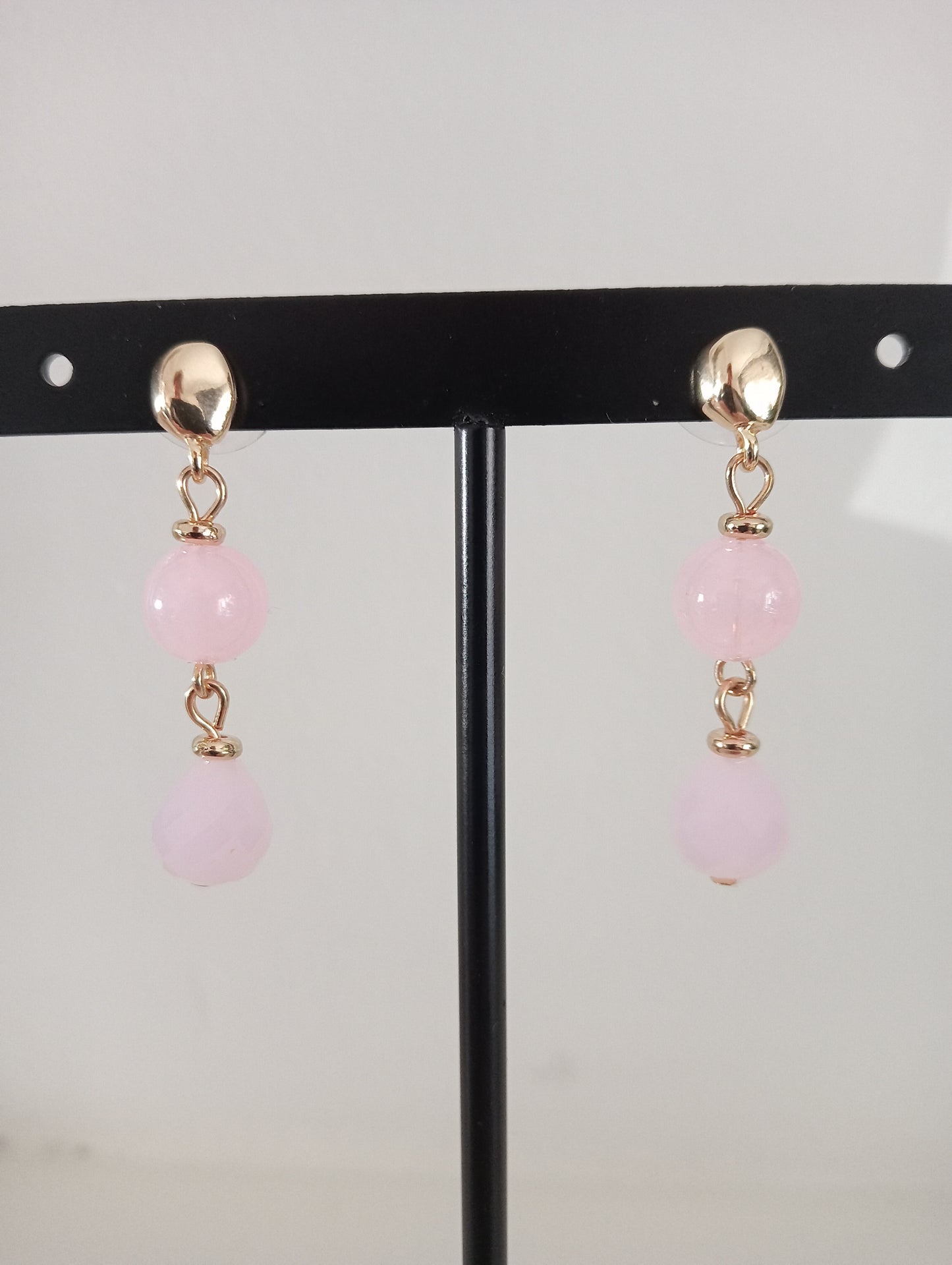 goudkleurige oorbellen met roze steentjes