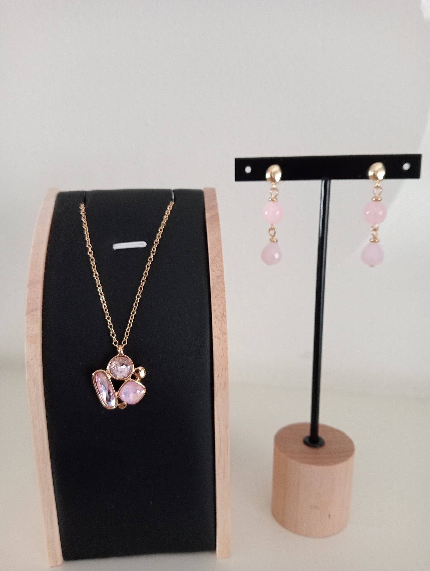 goudkleurige oorbellen met roze steentjes