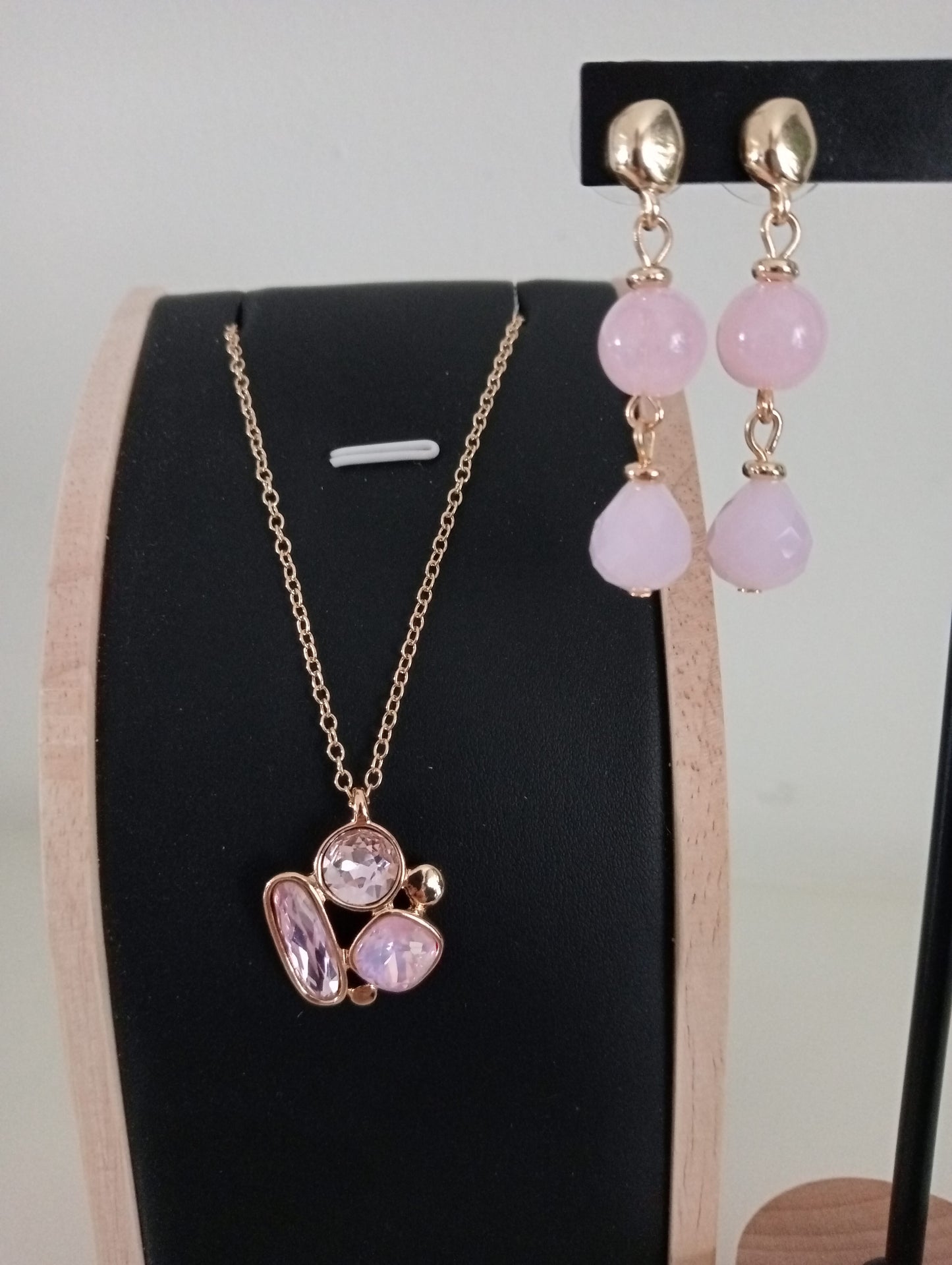 goudkleurige oorbellen met roze steentjes
