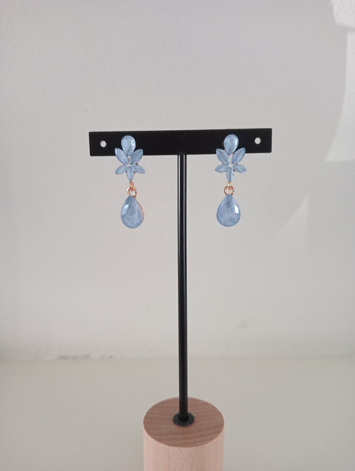 A-B) Goudkleurige blauwe oorbellen met bloem en druppel