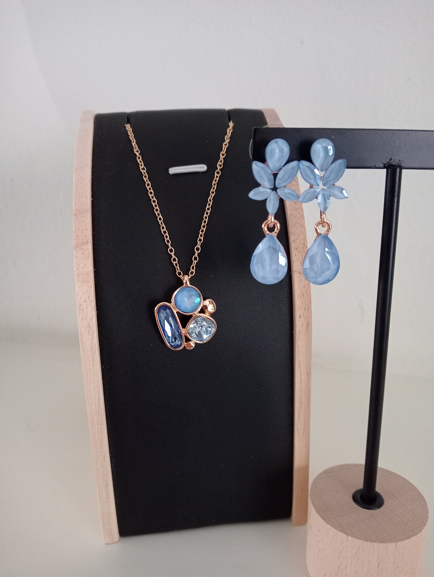 A-B) Goudkleurige blauwe oorbellen met bloem en druppel