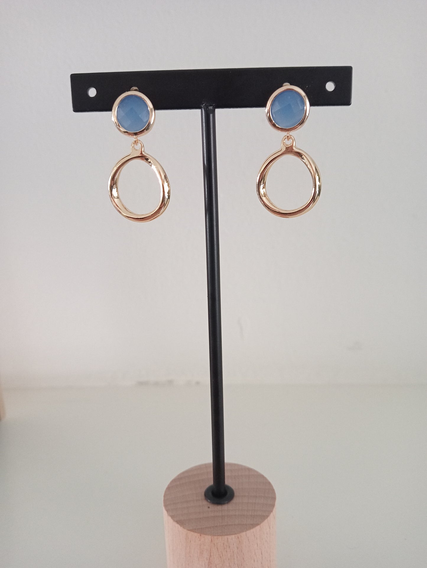Goudkleurige oorbellen met blauwe steen