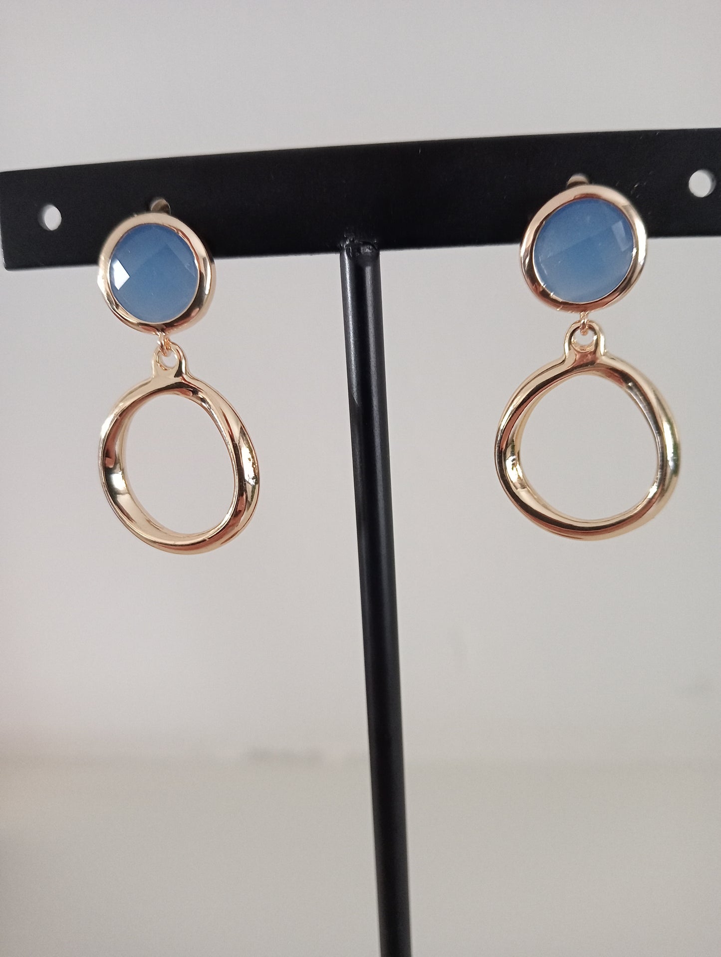 Goudkleurige oorbellen met blauwe steen
