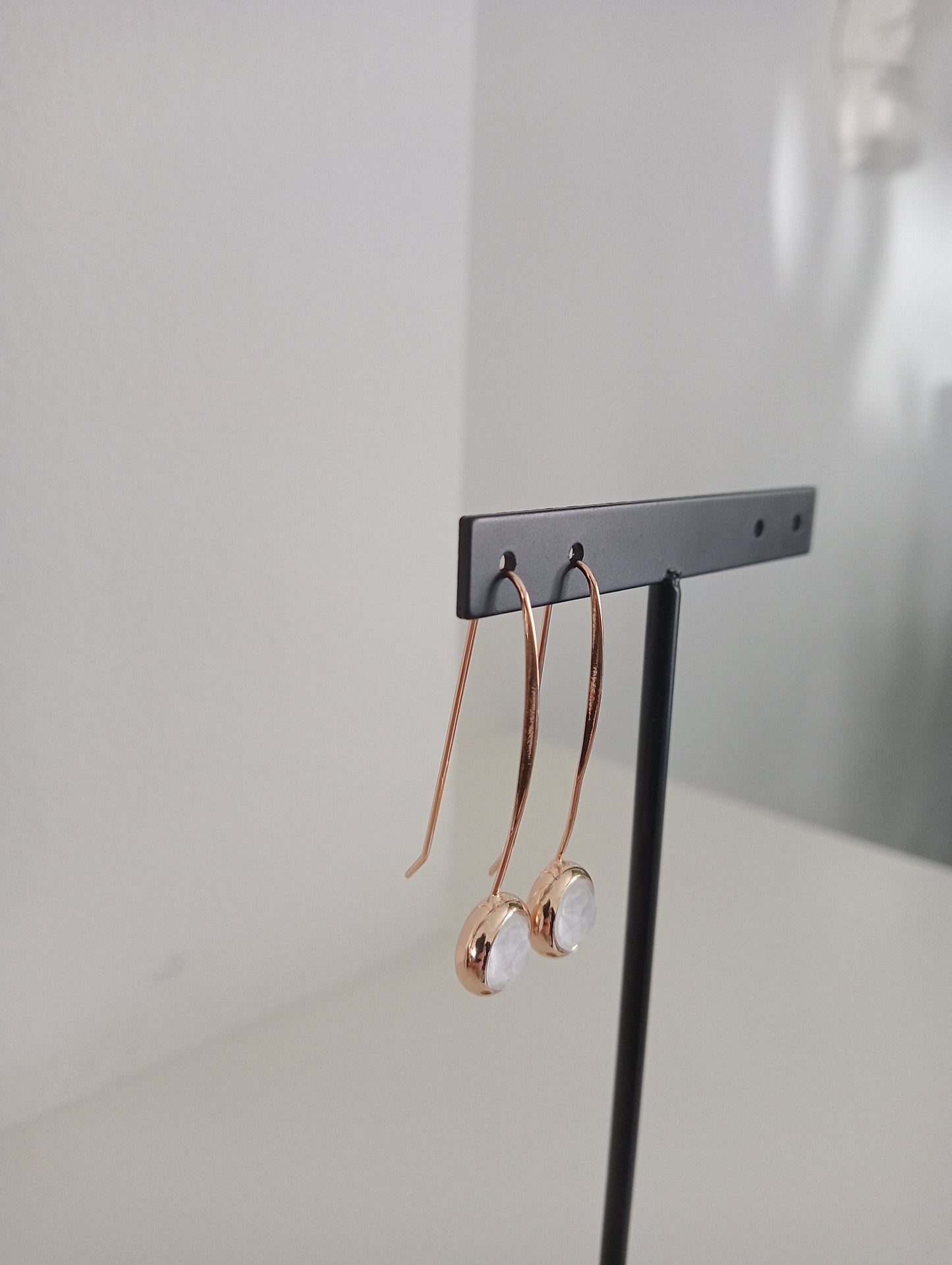 Lange goudkleurige oorbellen met roze steentje