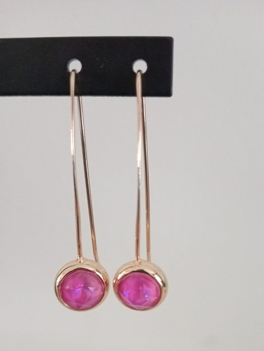 Lange goudkleurige oorbellen met roze steentje