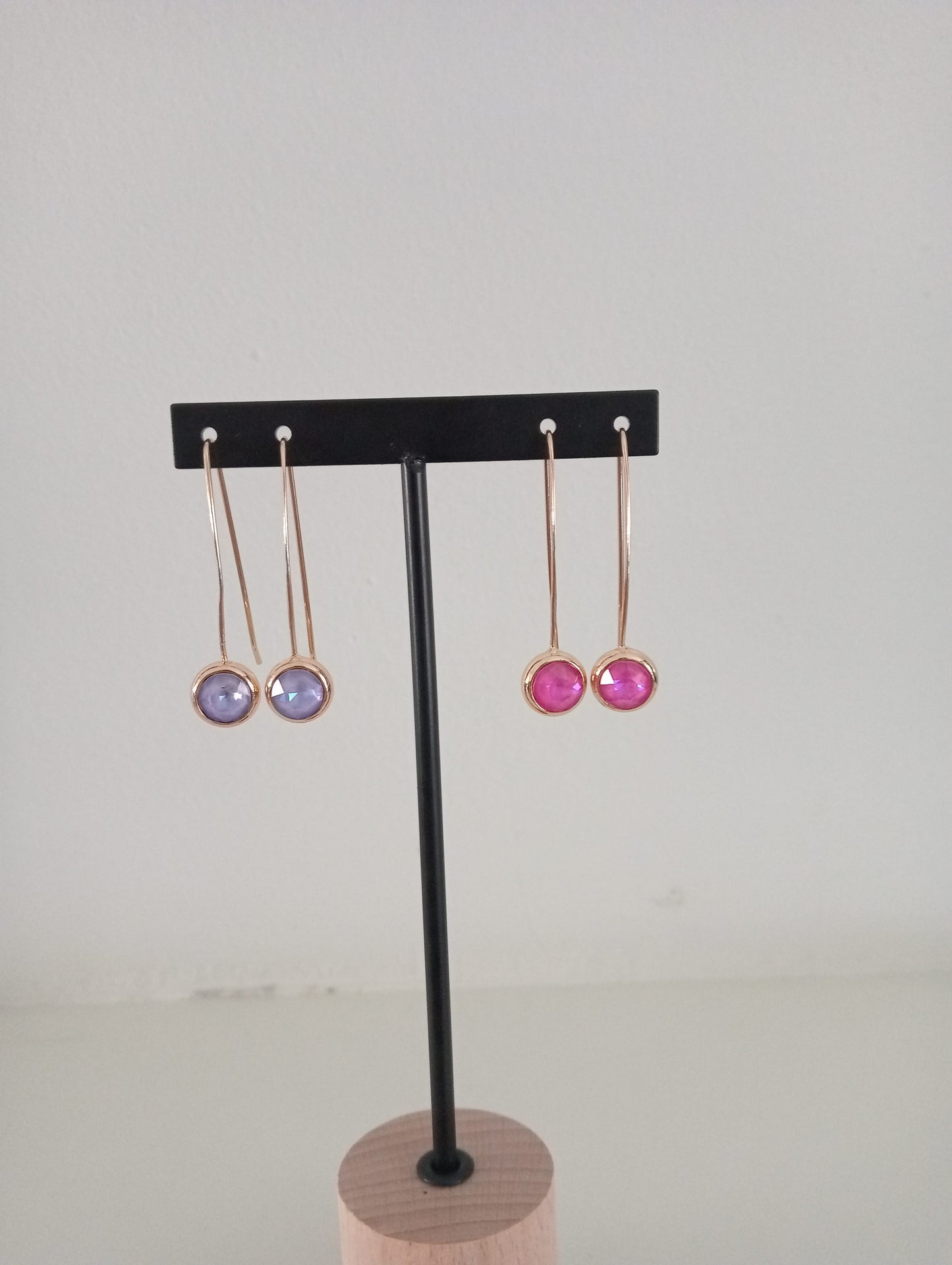 Lange goudkleurige oorbellen met roze steentje