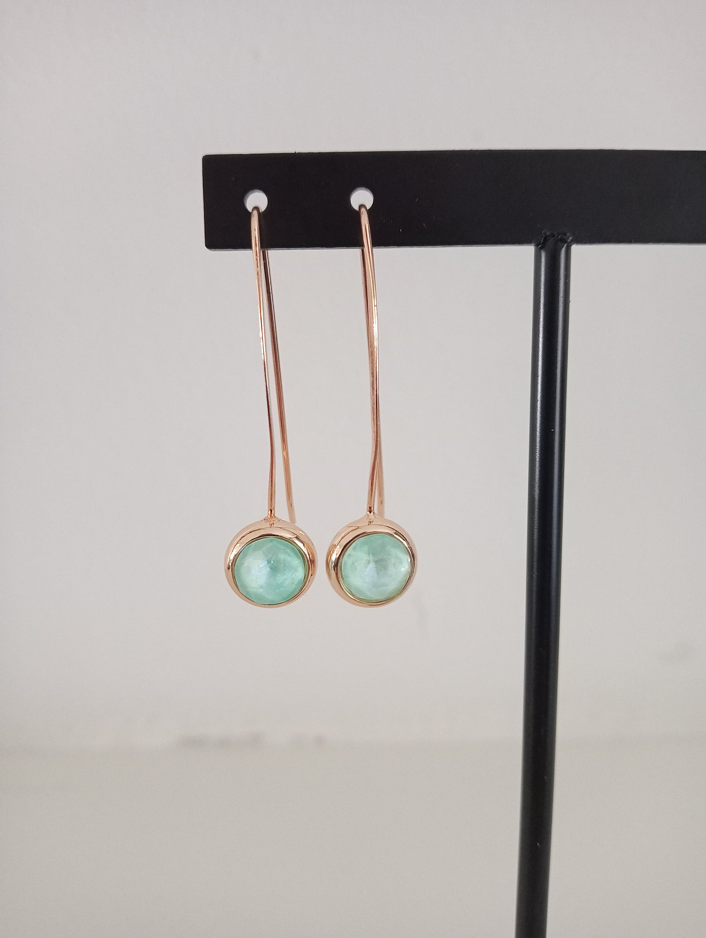 Lange Goudkleurige oorbellen met mintgroen steentje
