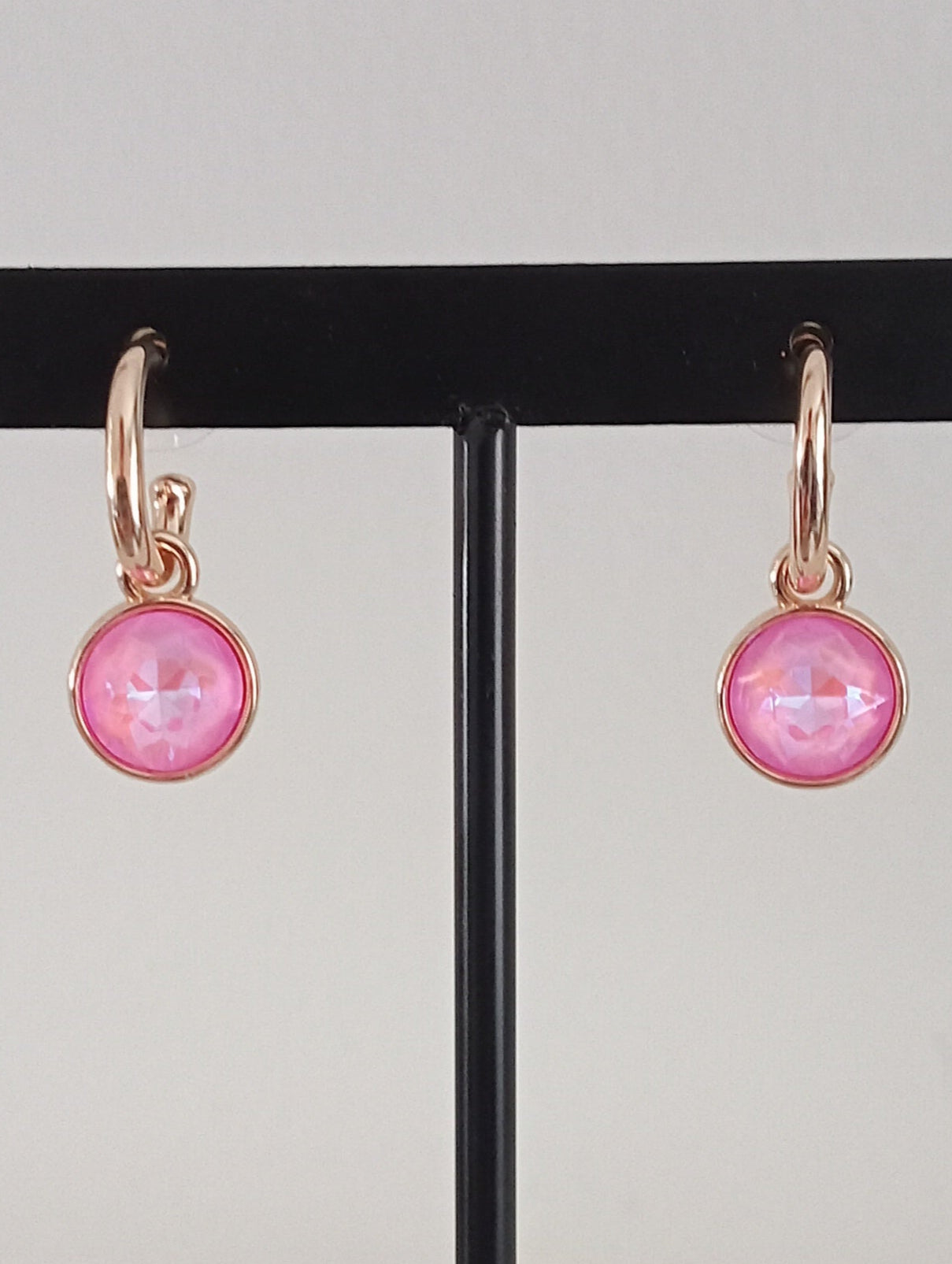 Goudkleurige ovale oorbellen met roze steentje