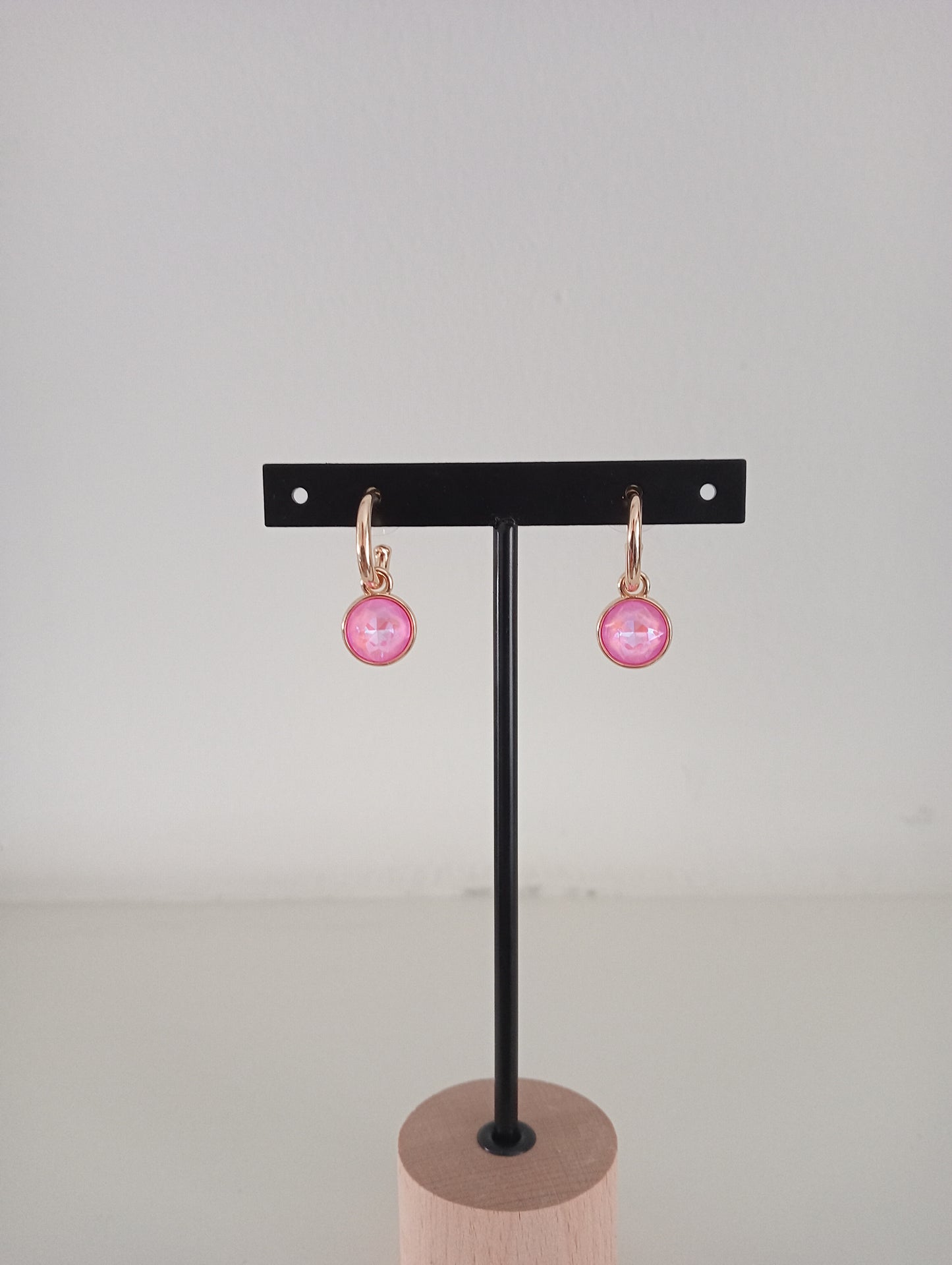 Goudkleurige ovale oorbellen met roze steentje