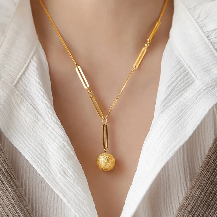 Goudkleurige ketting met sandblasted bal