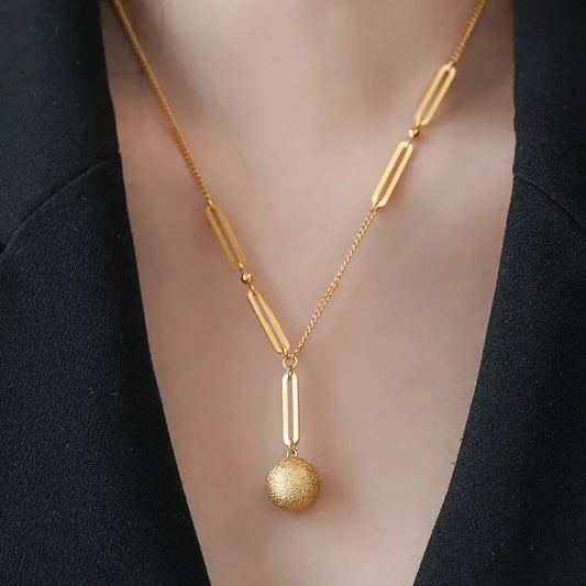 Goudkleurige ketting met sandblasted bal