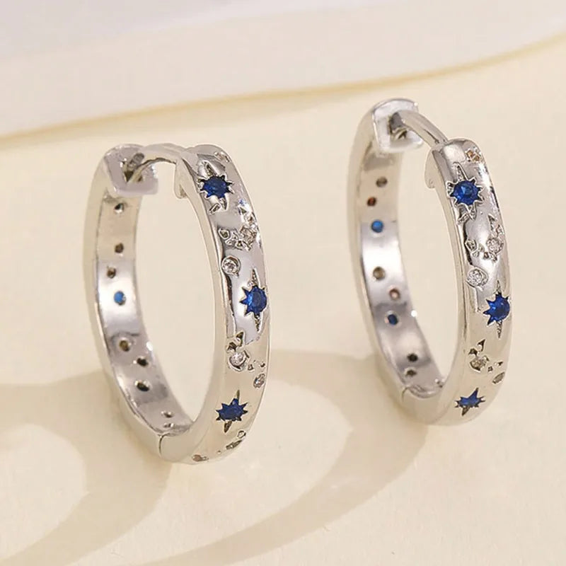 Zilverkleurige oorringen met blauwe zirconia