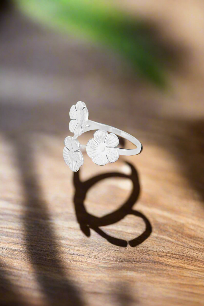 Zilverkleurige bloemen ring