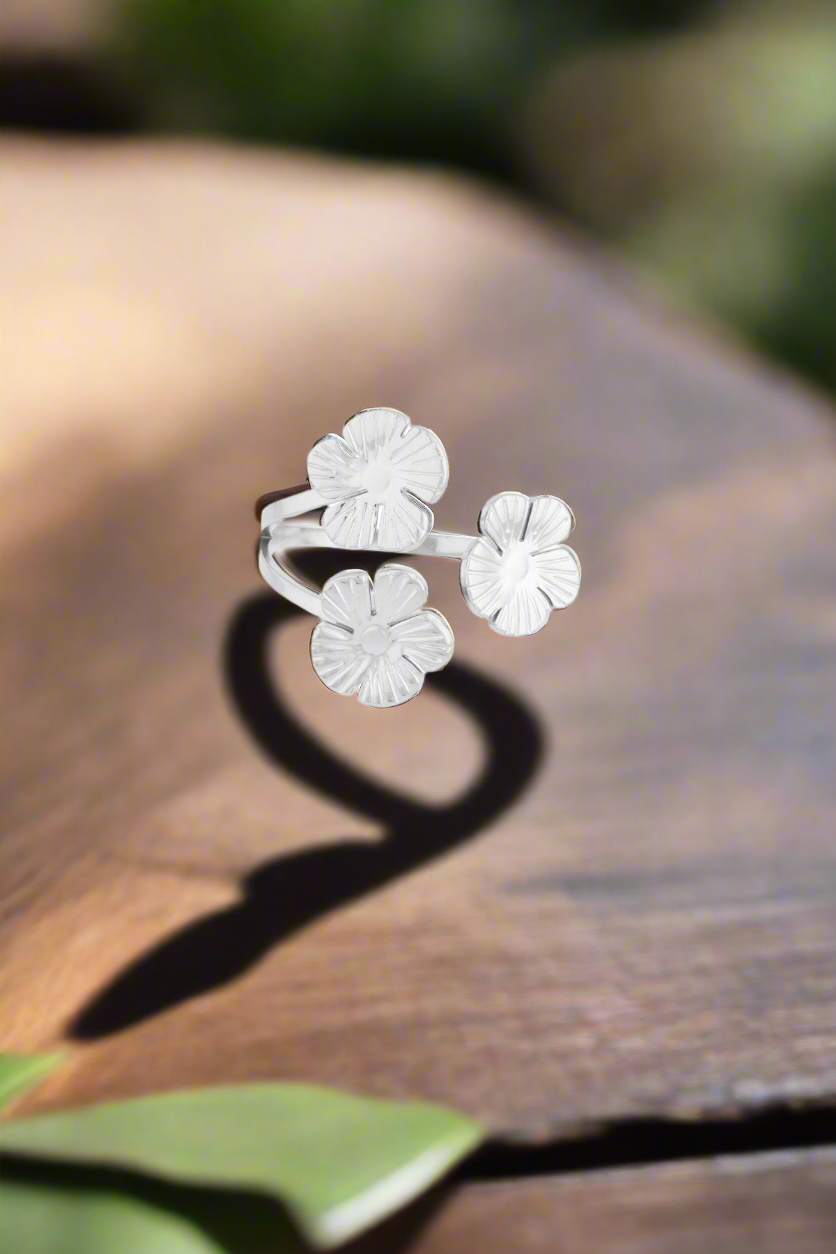 Zilverkleurige bloemen ring