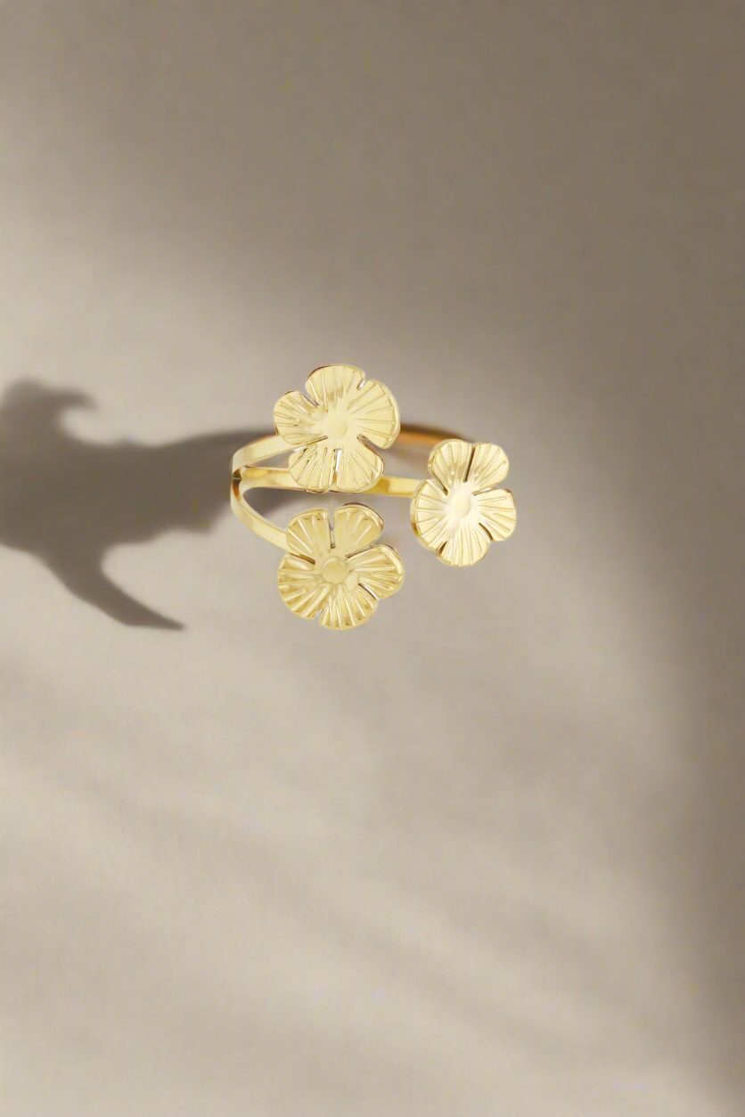 Goudkleurige bloemen ring