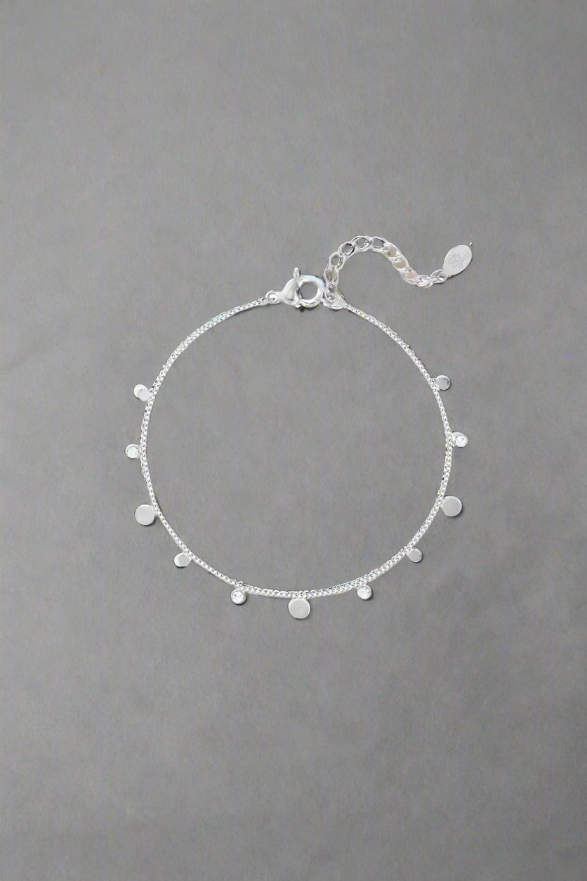 Zilverkleurige eenvoudige armband met strass details