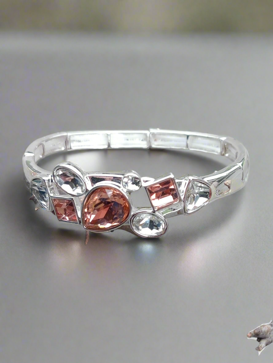 Elastische zilverkleurige armband met champagne kleurige stenen. BEjewels