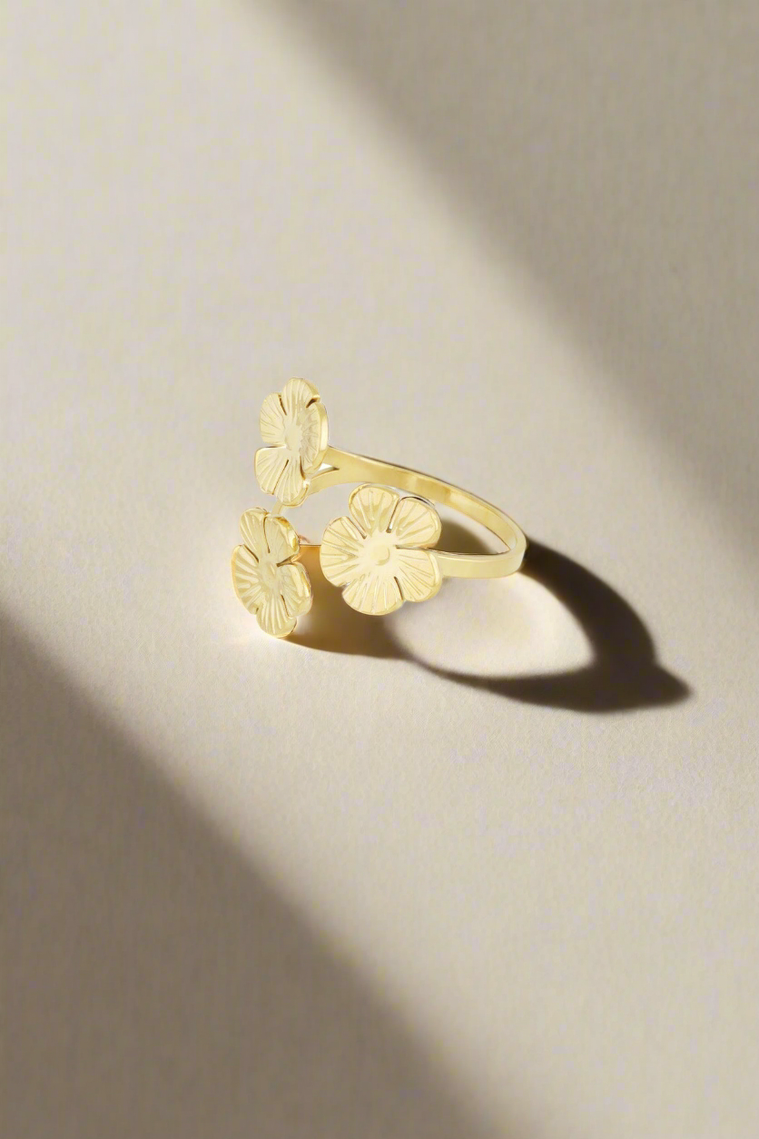 Goudkleurige bloemen ring