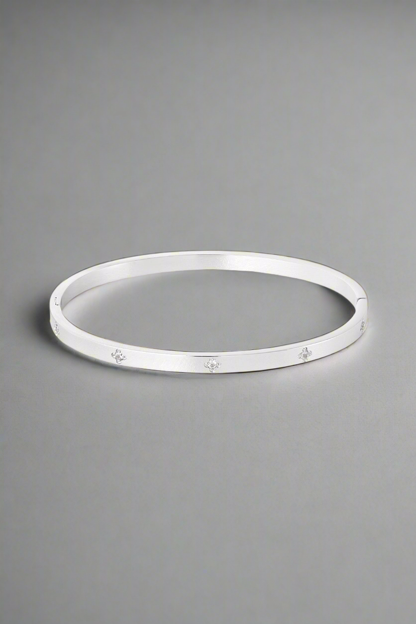Zilverkleurige armband met steentjes