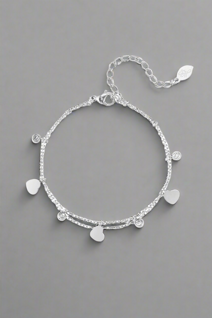Zilverkleurige bedelarmband met verfijnde steentjes en hartjes