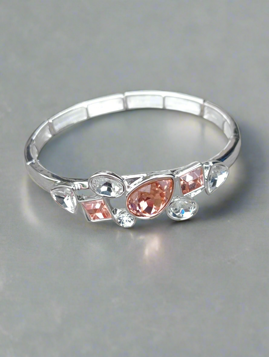 Elastische zilverkleurige armband met champagne kleurige stenen. BEjewels