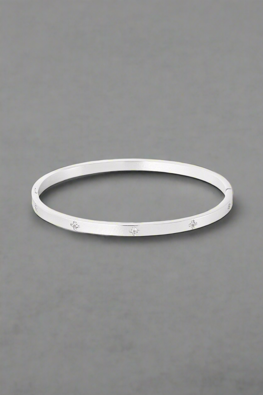 Zilverkleurige armband met steentjes