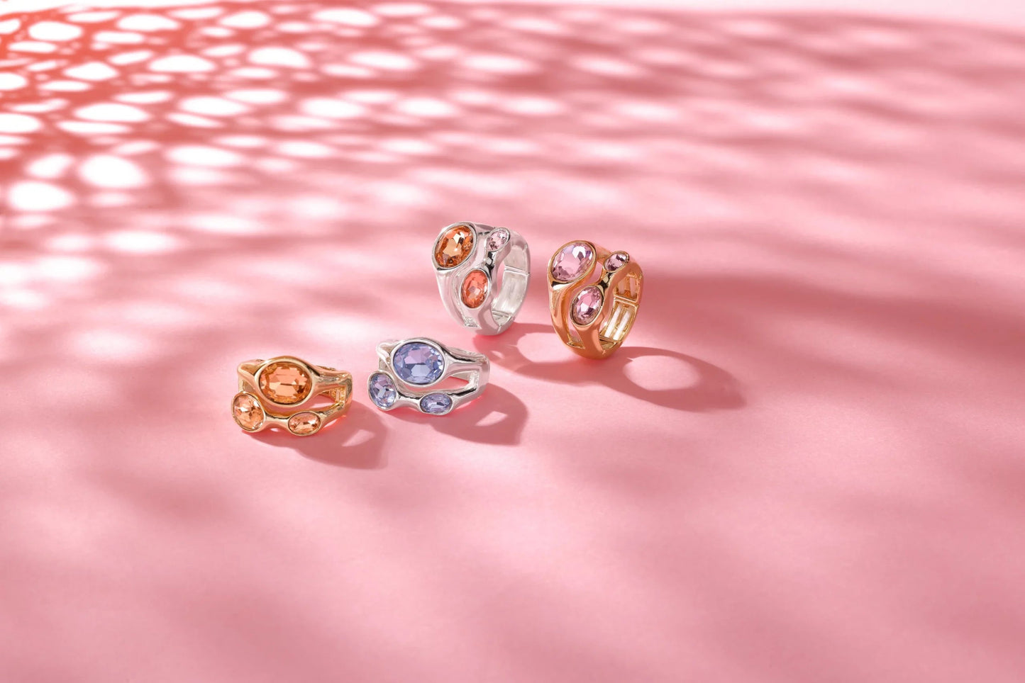 Goudkleurige elastische ring met 3 roze stenen BEjewels