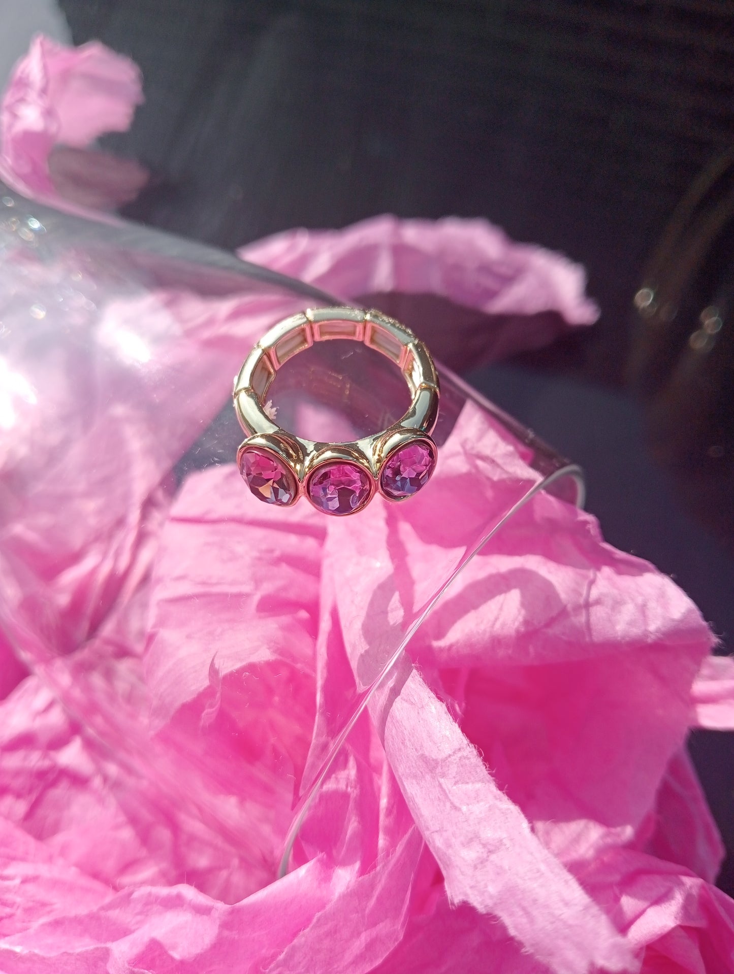 Goudkleurige elastische ring paars/roze steentjes BEJEWELS