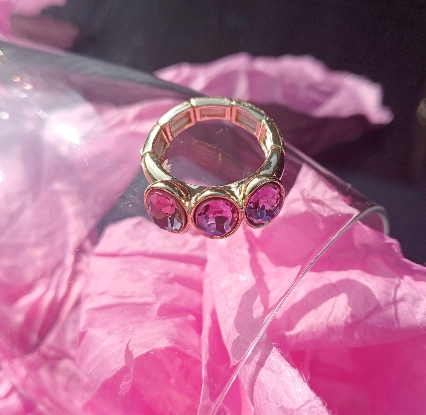 Goudkleurige elastische ring paars/roze steentjes BEJEWELS