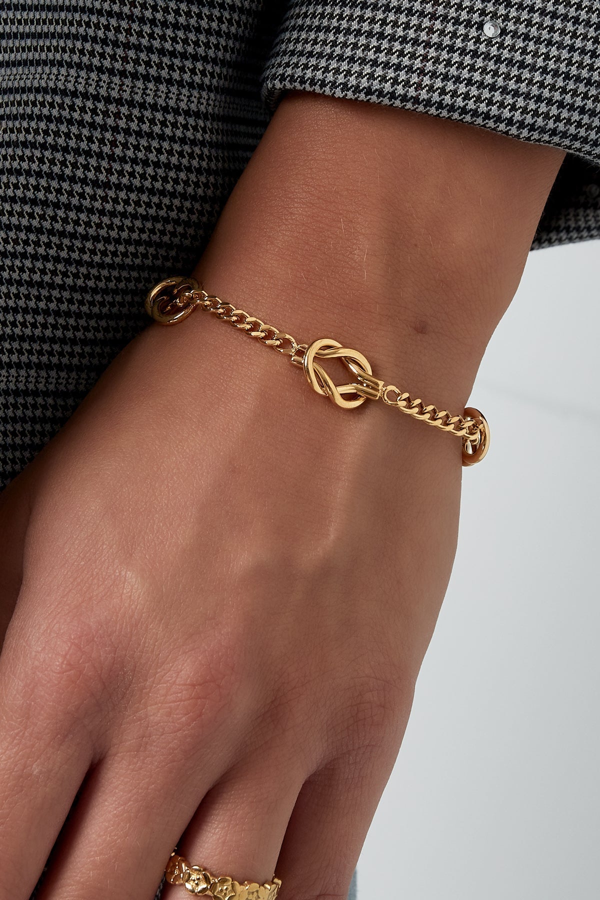 Zilverkleurige liefdes knoop armband