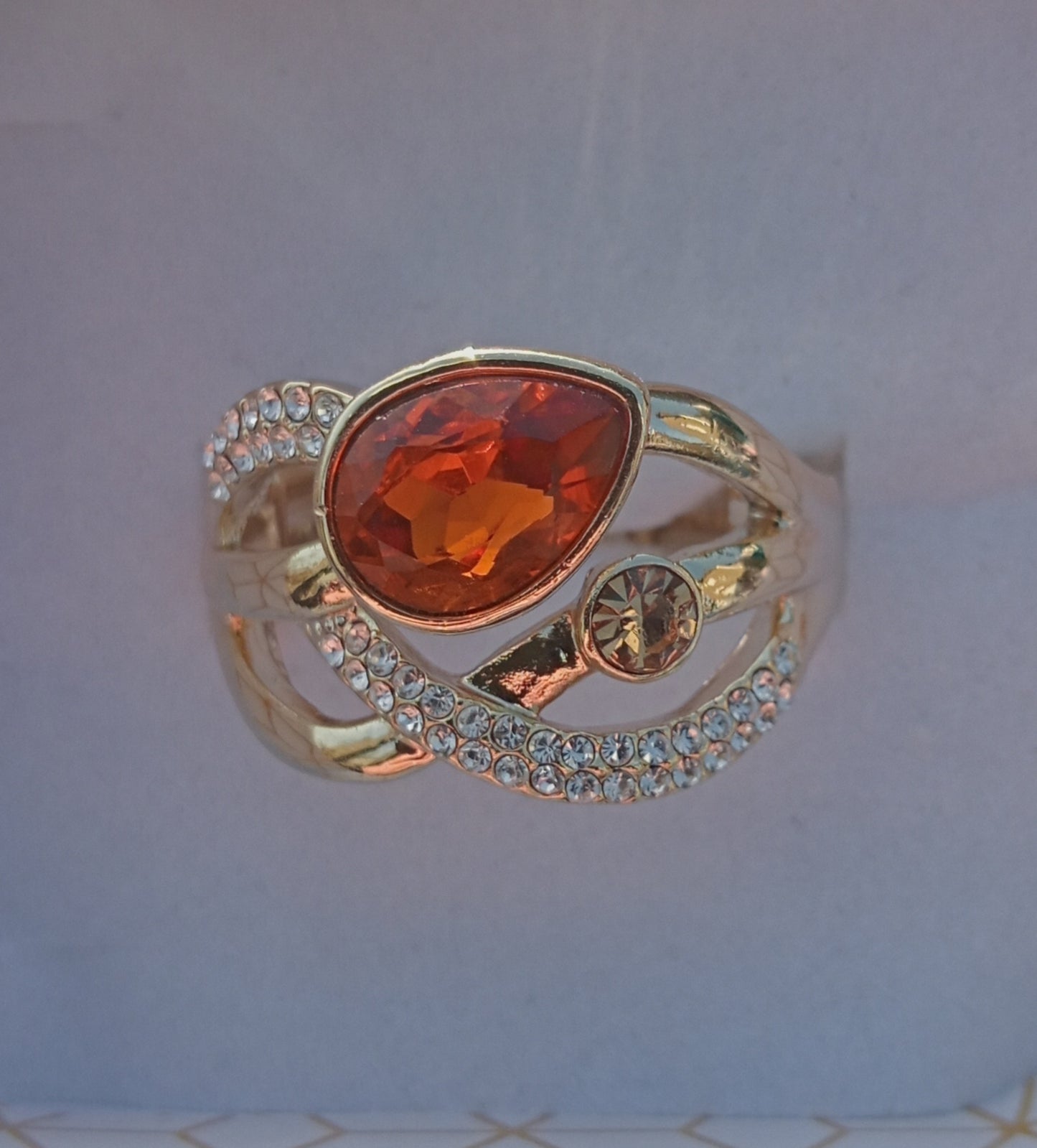 Bruine steen met strass-steentjes goudkleurige elastische ring BEjewels